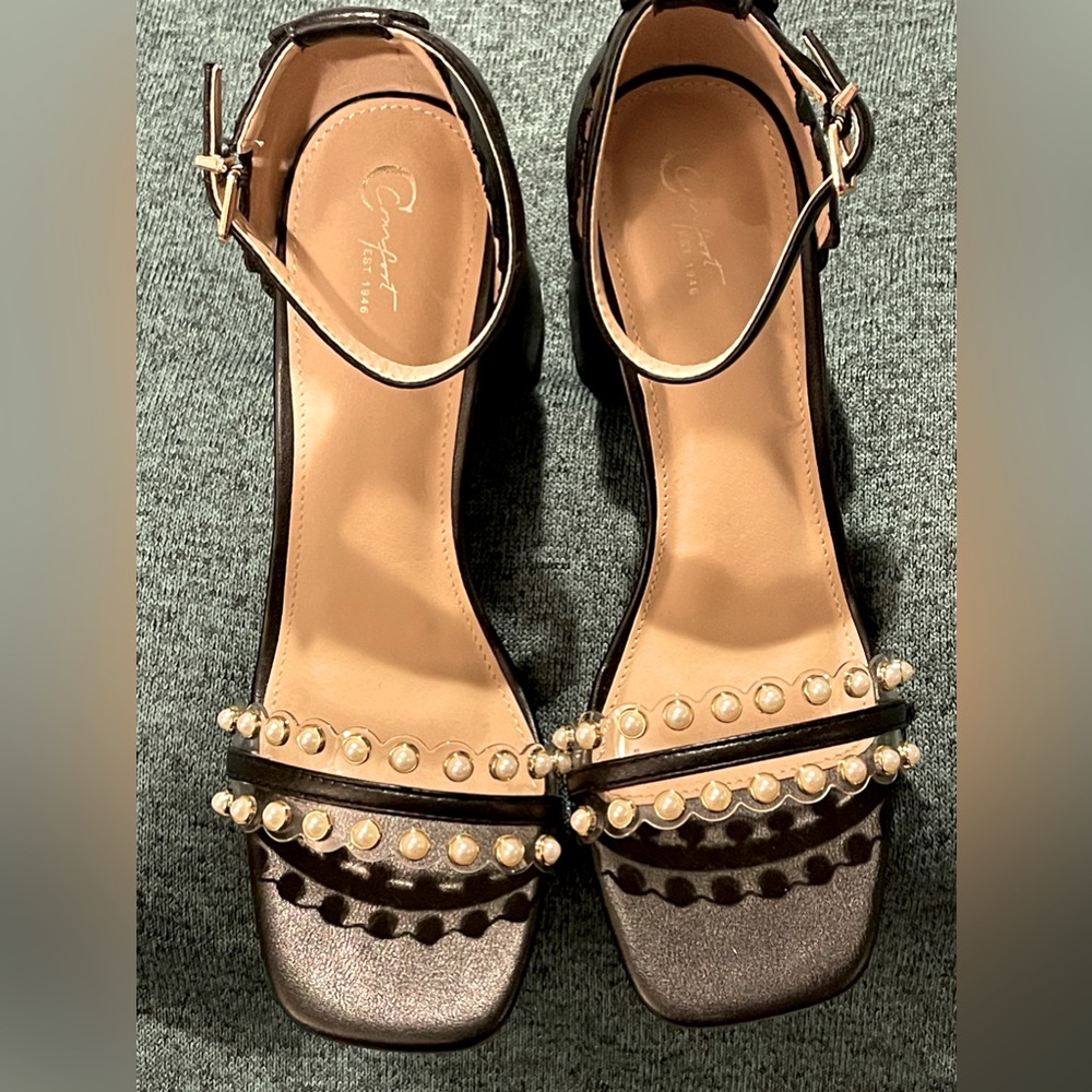 Women’s size 9 comfort heels black with pearls